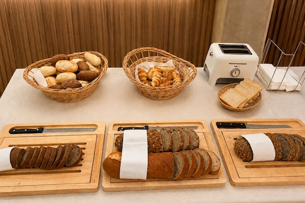 Daily buffet breakfast for a fee