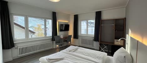 Hypo-allergenic bedding, in-room safe, individually decorated, desk