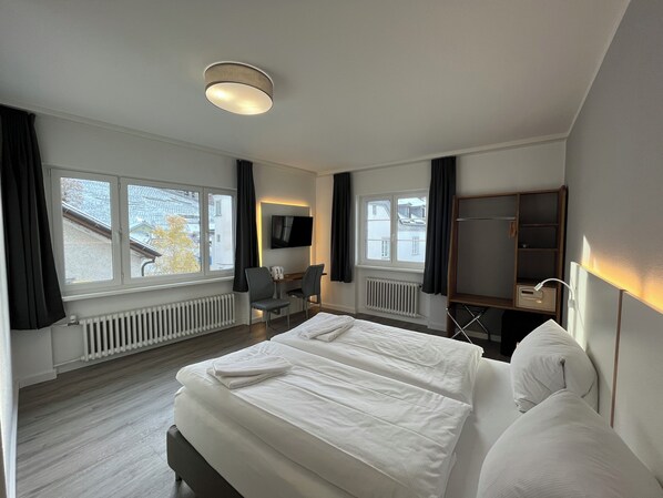 Kamar Double Klasik | Seprai antialergi, brankas, didekorasi berbeda-beda, dan meja kerja