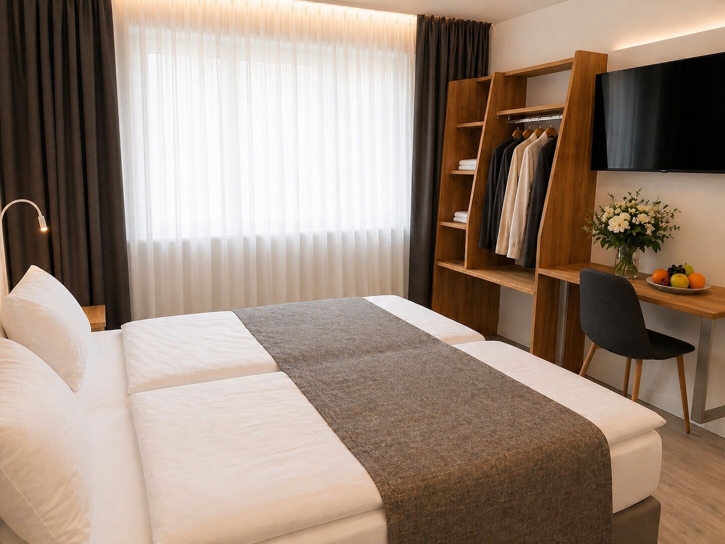 Chambre classique double | Literie hypoallergénique, coffre-fort, décor unique, bureau