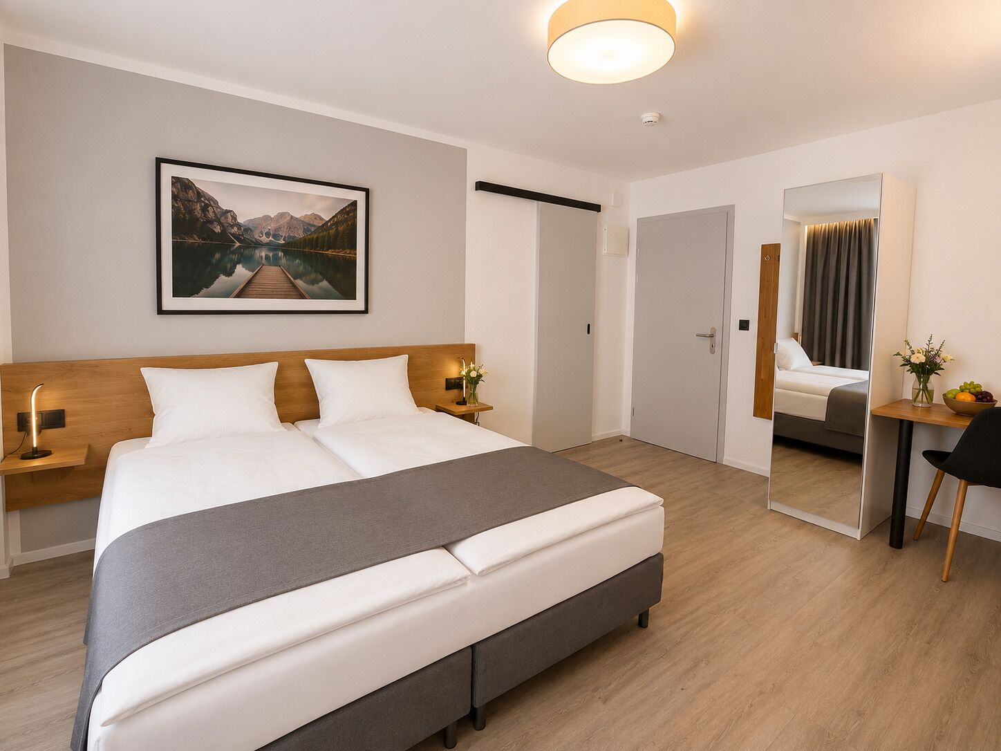 Comfort-Doppelzimmer | Allergikerbettwaren, Zimmersafe, individuell dekoriert, Schreibtisch