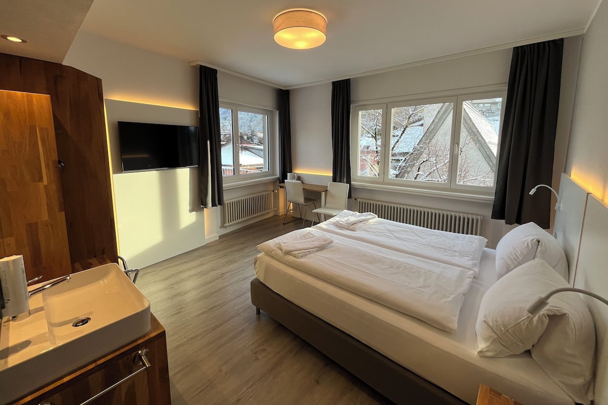 Habitación doble superior | Ropa de cama hipoalergénica y caja de seguridad en la habitación