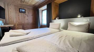 Doppelzimmer historisch | Allergikerbettwaren, Zimmersafe, individuell dekoriert, Schreibtisch