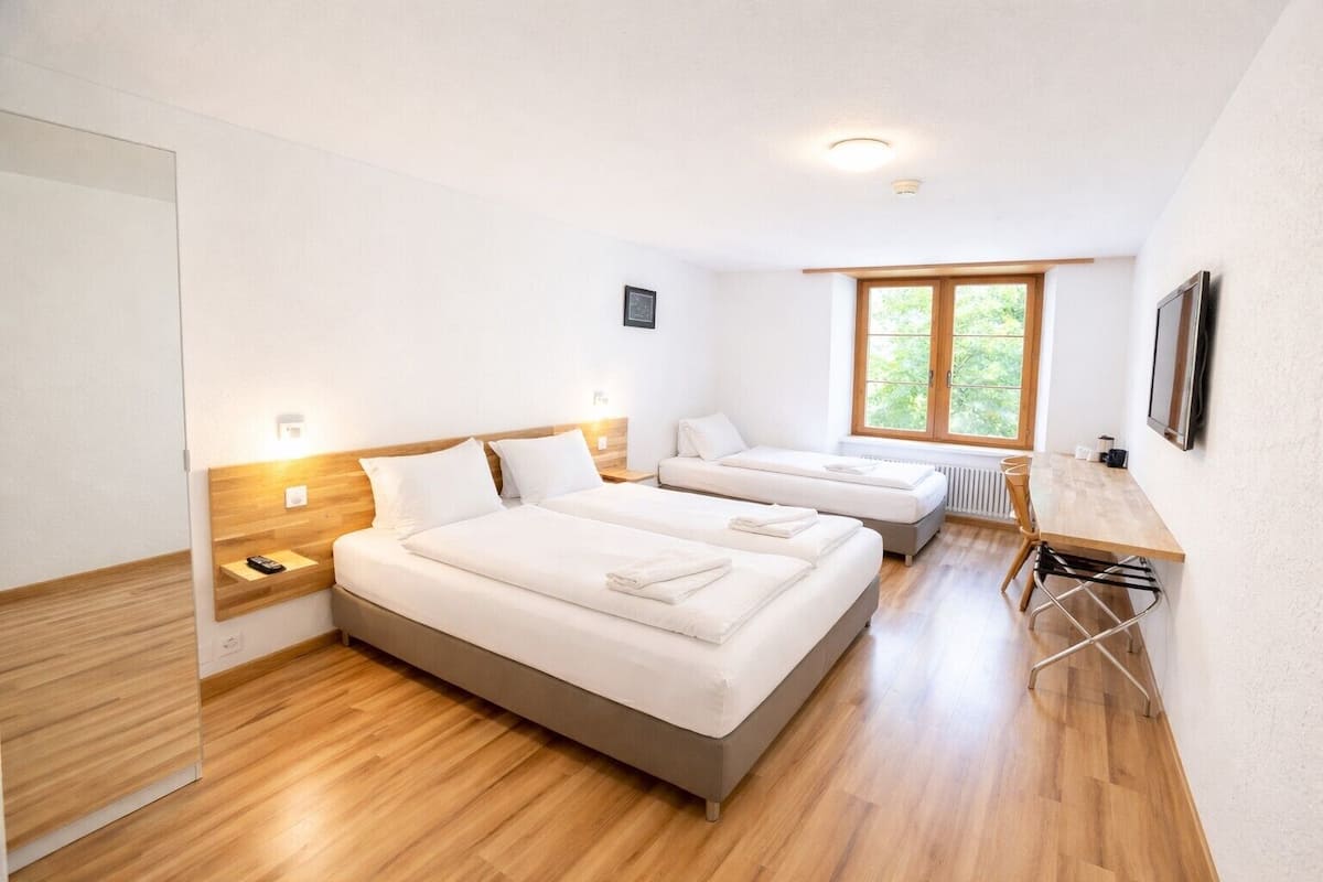 标准三人房 | 防过敏的被褥、客房内保险箱、特色装修、办公桌