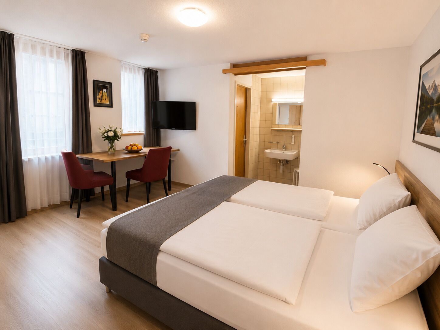 Double Room quiet, Courtyard | Allergikerbettwaren, Zimmersafe, individuell dekoriert, Schreibtisch