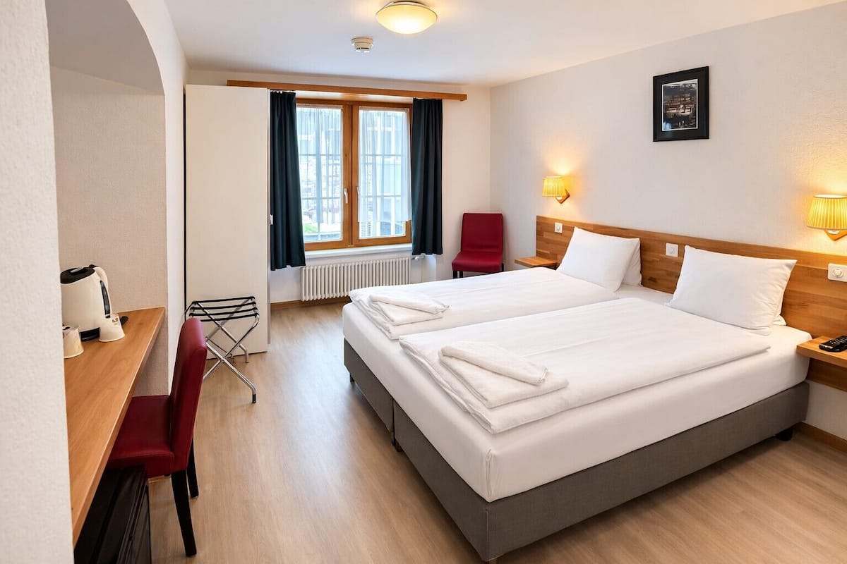 标准双人房 | 防过敏的被褥、客房内保险箱、特色装修、办公桌