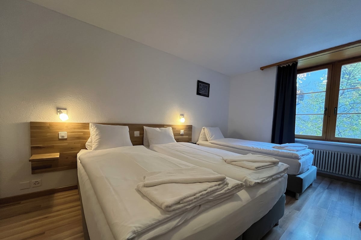 Habitación triple | Ropa de cama hipoalergénica y caja de seguridad en la habitación