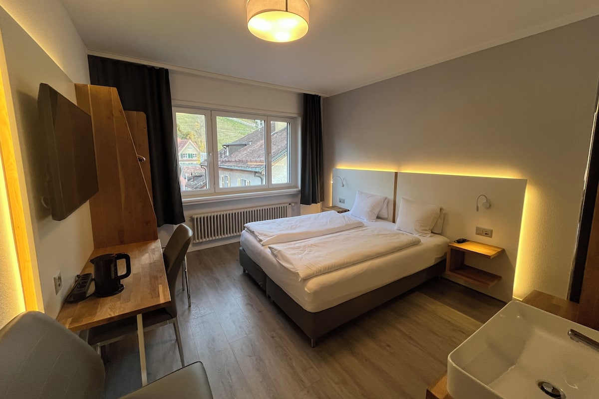 Classic-Doppelzimmer | Allergikerbettwaren, Zimmersafe, individuell dekoriert, Schreibtisch