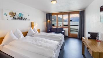 Habitación con 2 camas individuales, vista al lago (incl. City Tax) | Caja de seguridad en la habitación y escritorio