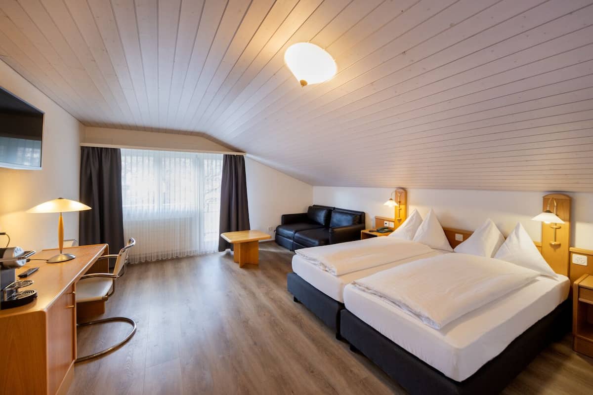 Quarto duplo, vista para a montanha | Cofres nos quartos, escrivaninha, espaço de trabalho para notebook