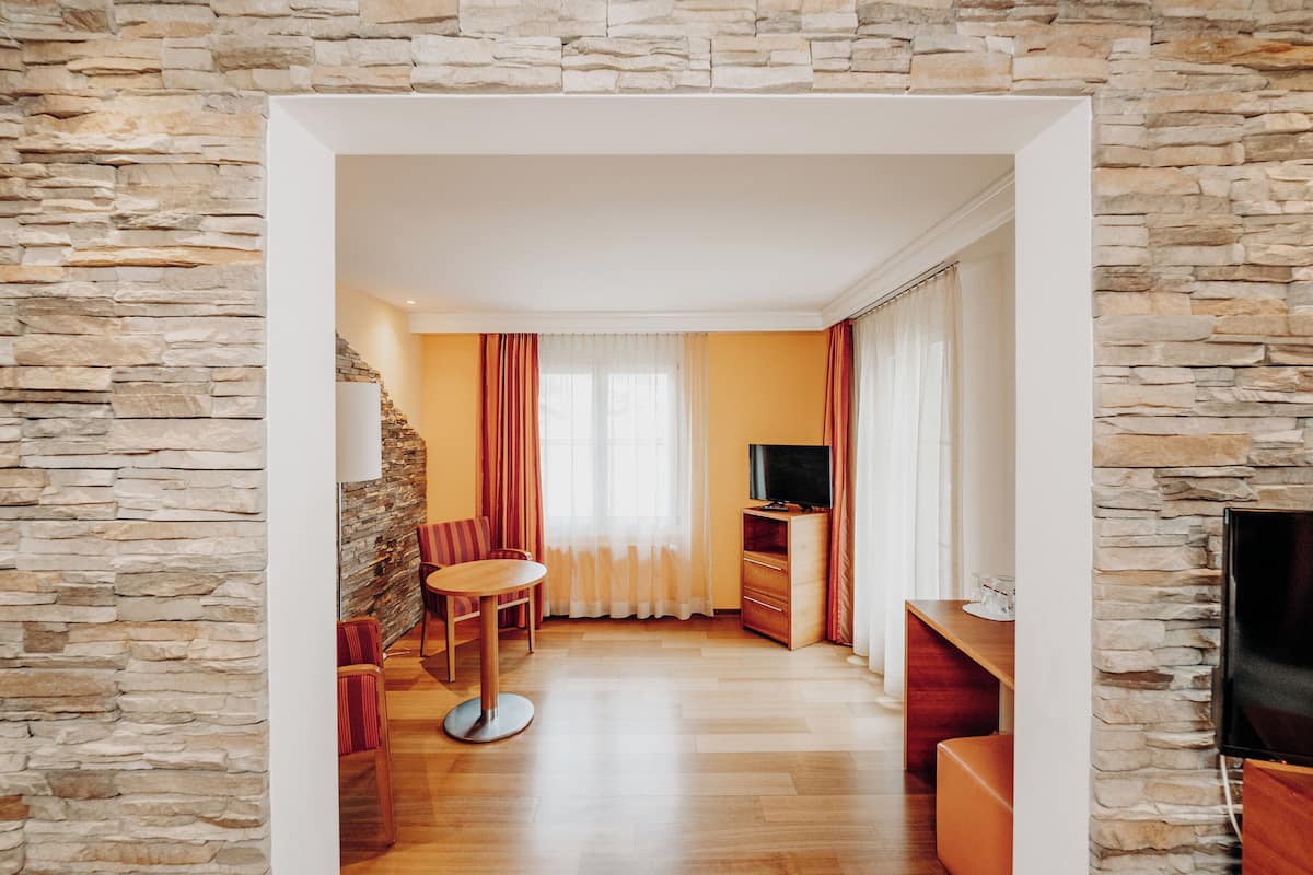 Juniorsuite, Balkon, Bergblick | Hypo-allergenic bedding, in-room safe, desk, iron/ironing board