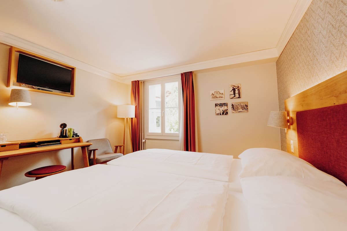 Deluxe Twin Room, Garden View | Hypo-allergenic bedding, in-room safe, desk, iron/ironing board