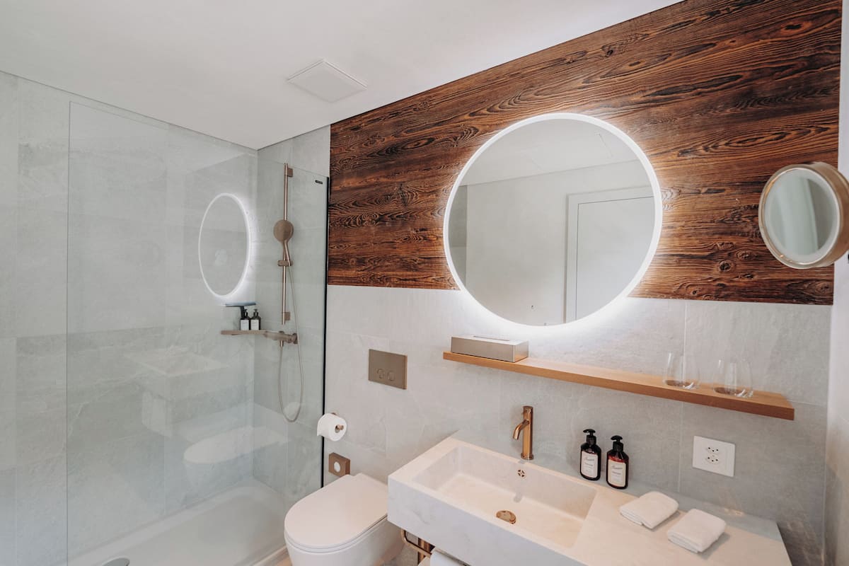 chalet-zweibettzimmer, gartenblick | bathroom | free toiletries, hair dryer, bathrobes, slippers