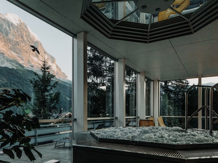 Un sauna, una bañera de hidromasaje