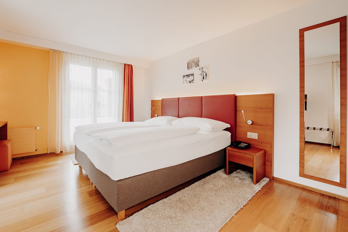 Standard-Zweibettzimmer, Balkon, Bergblick | Hypo-allergenic bedding, in-room safe, desk, iron/ironing board