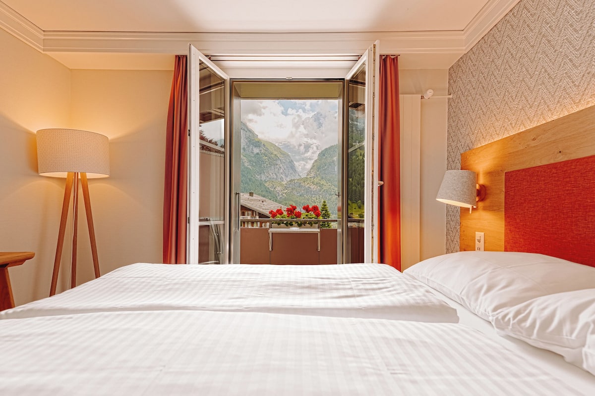 Deluxe-Grandlit, Balkon, Bergblick | Hypo-allergenic bedding, in-room safe, desk, iron/ironing board