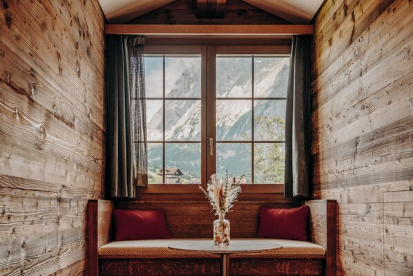 Chalet Twin Room, garden view | Hypo-allergenic bedding, in-room safe, desk, iron/ironing board