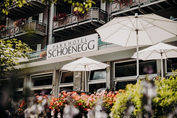Señal de hotel con balcones y jardineras.