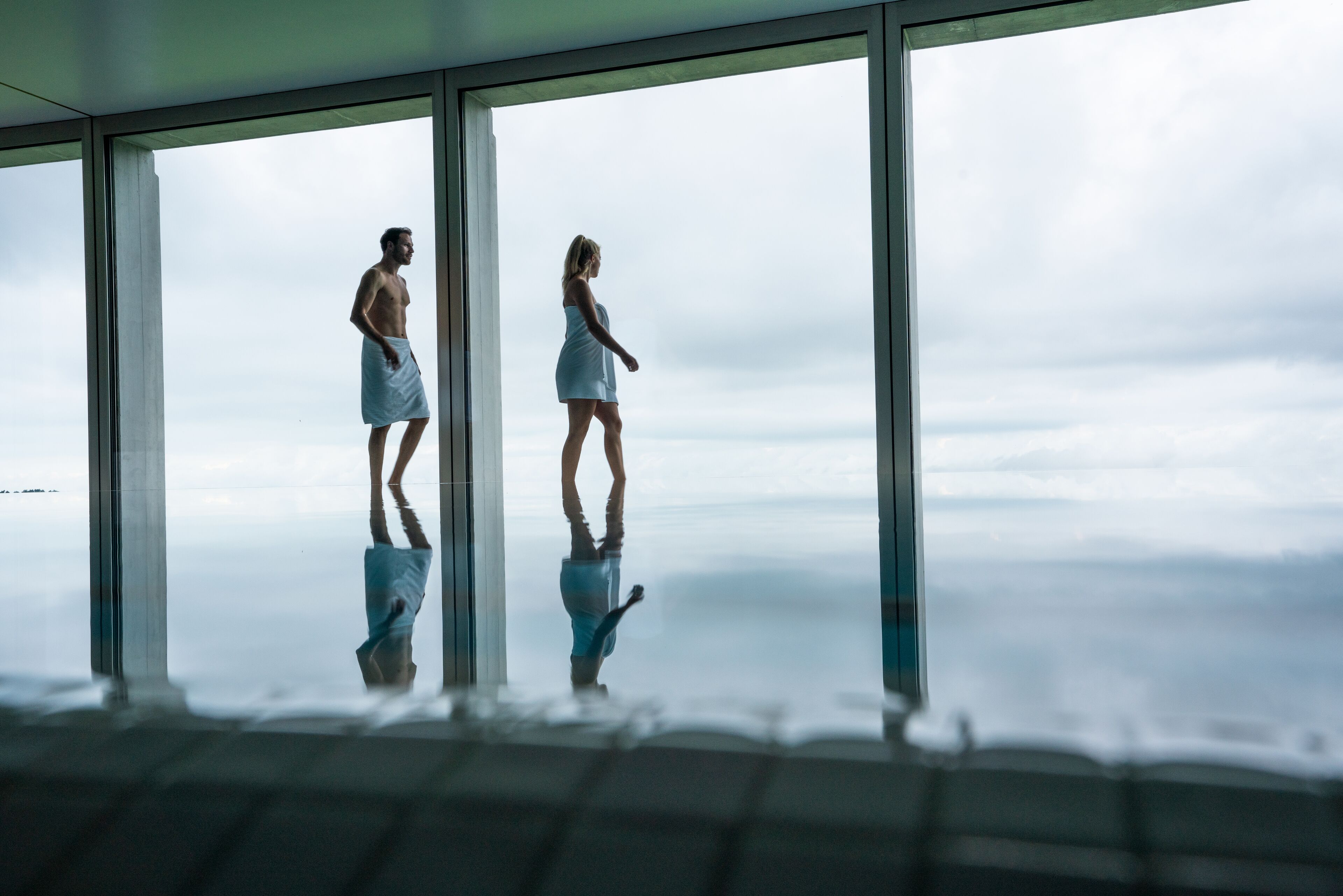 Piscina coberta (horari: 07:00-21:00), para-sols i gandules 