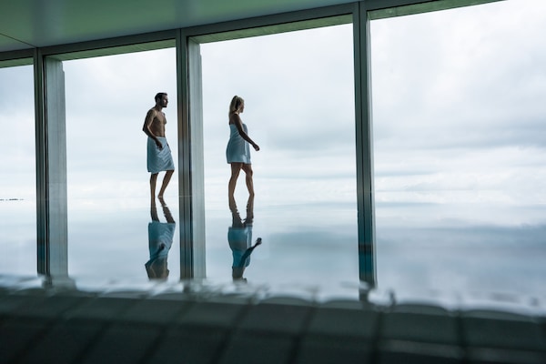 Innenpool, geöffnet von 07:00 Uhr bis 21:00 Uhr, Sonnenschirme