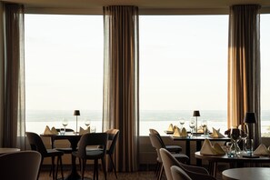 Breakfast, lunch, dinner served; garden views 