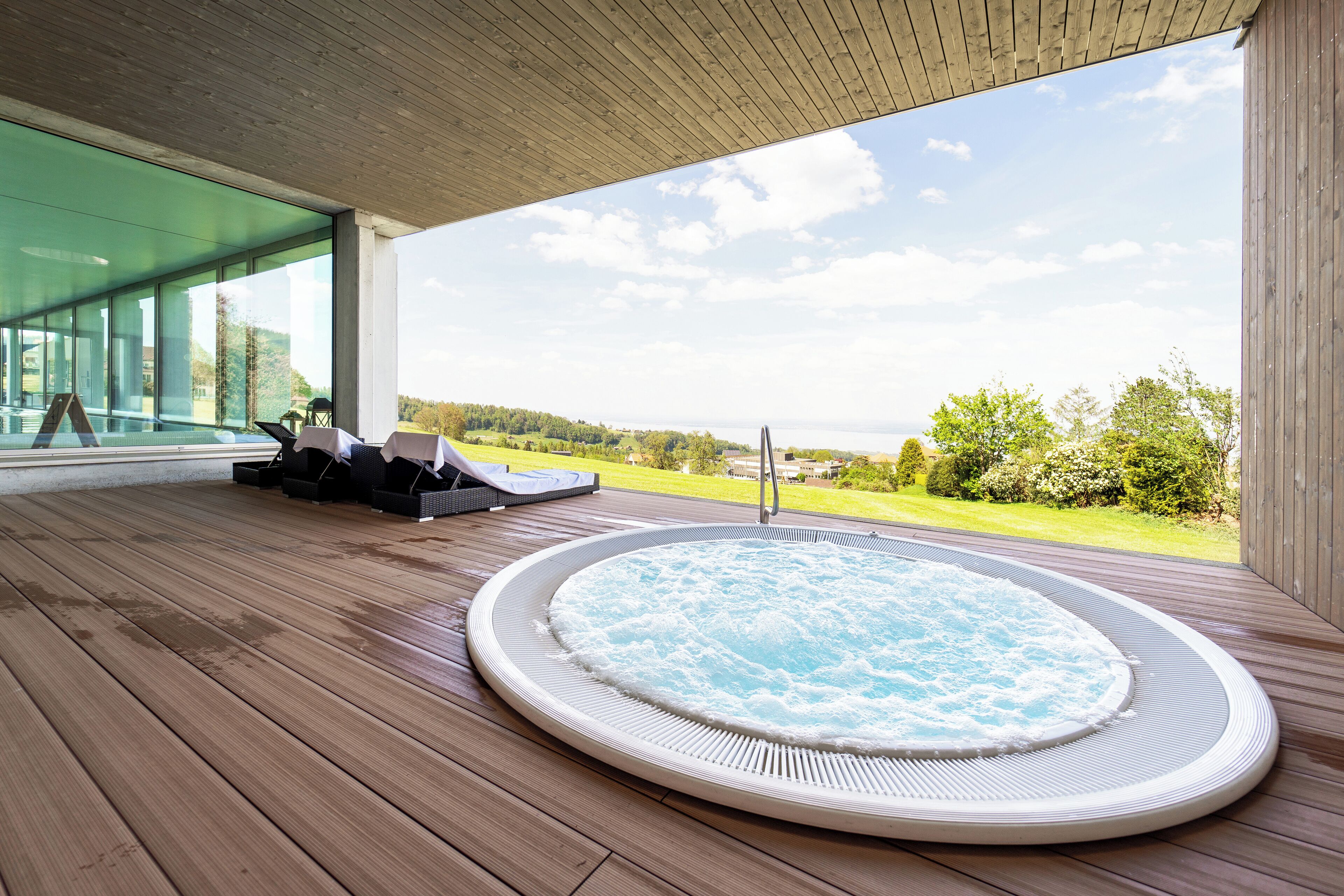 Banyera d&#x27;hidromassatge a l&#x27;aire lliure