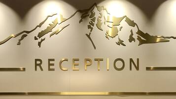 Un área de recepción con silueta de montaña y la palabra "RECEPTION" destacada.