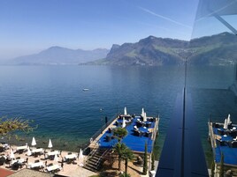 Terraza junto al lago con asientos al aire libre y vistas al lago y las montañas.