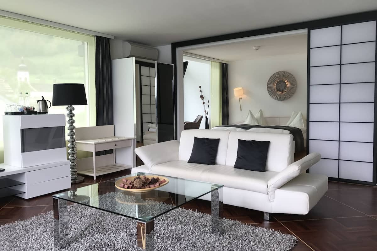 suite, balcony | hypo-allergenic bedding, down duvets, in-room safe, desk