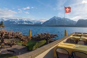 Serveert ontbijt, lokale en internationale gerechten, strandzicht 