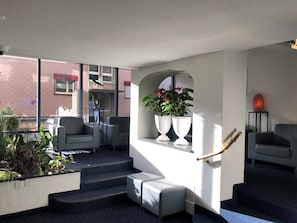 Coin salon dans le hall