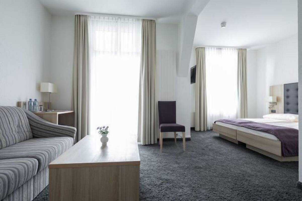 Caja de seguridad en la habitación, wifi gratis y ropa de cama 