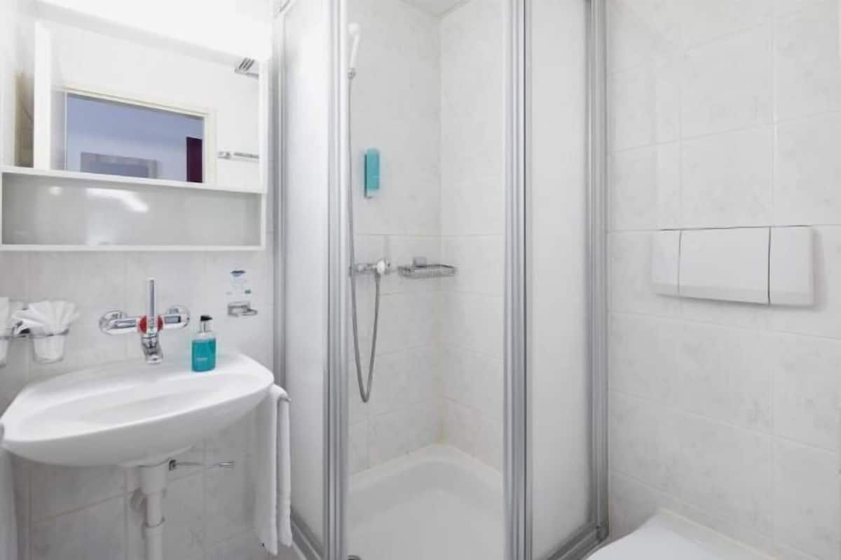 Baño | Ducha, secador de pelo y toallas