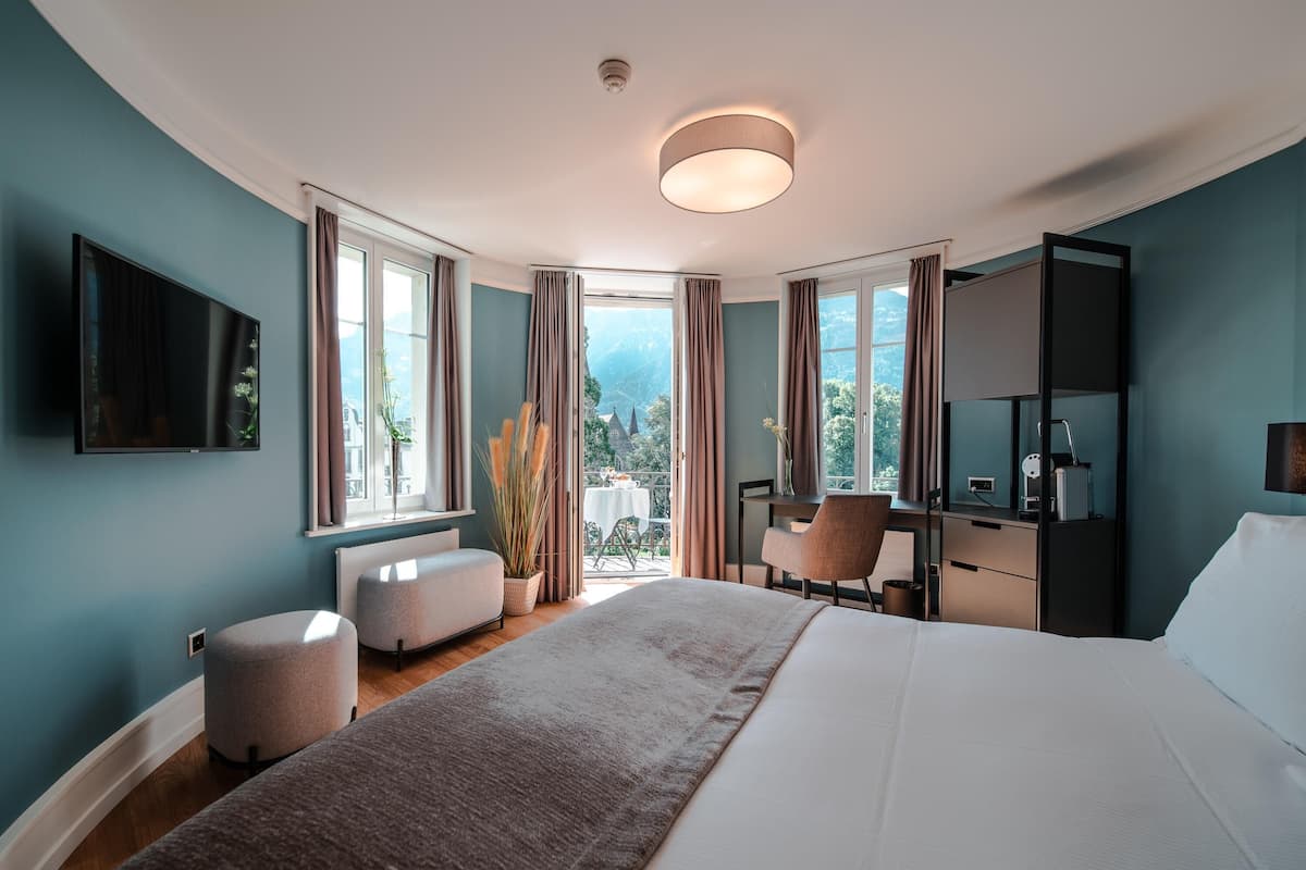 Chambre, 2 lits jumeaux, balcon (Modern, air-conditioned) | Literie hypoallergénique, couette en duvet, coffre-fort, bureau