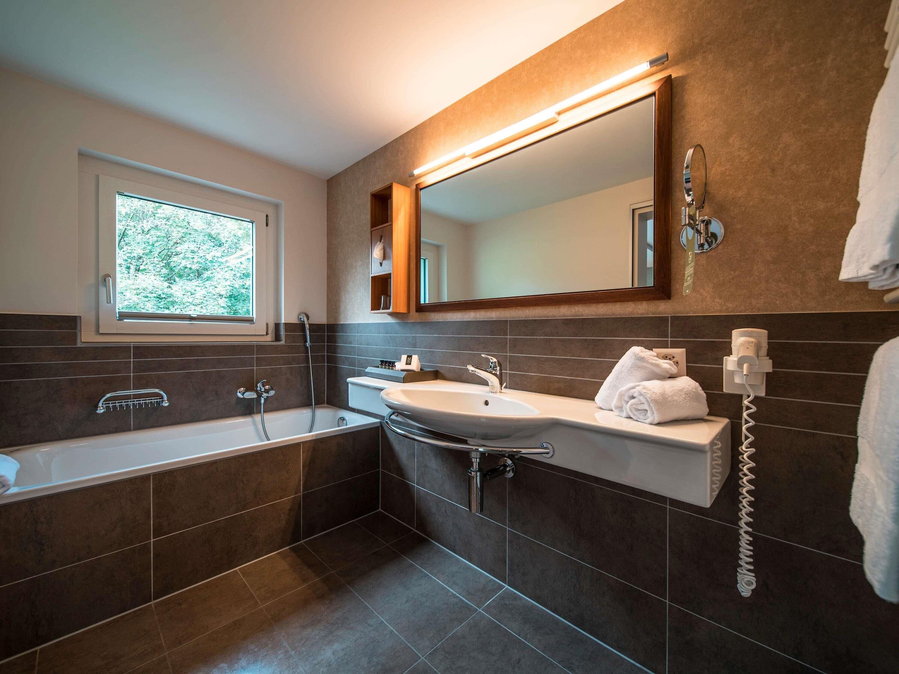 Hypo-allergenic bedding, down duvets, in-room safe, desk