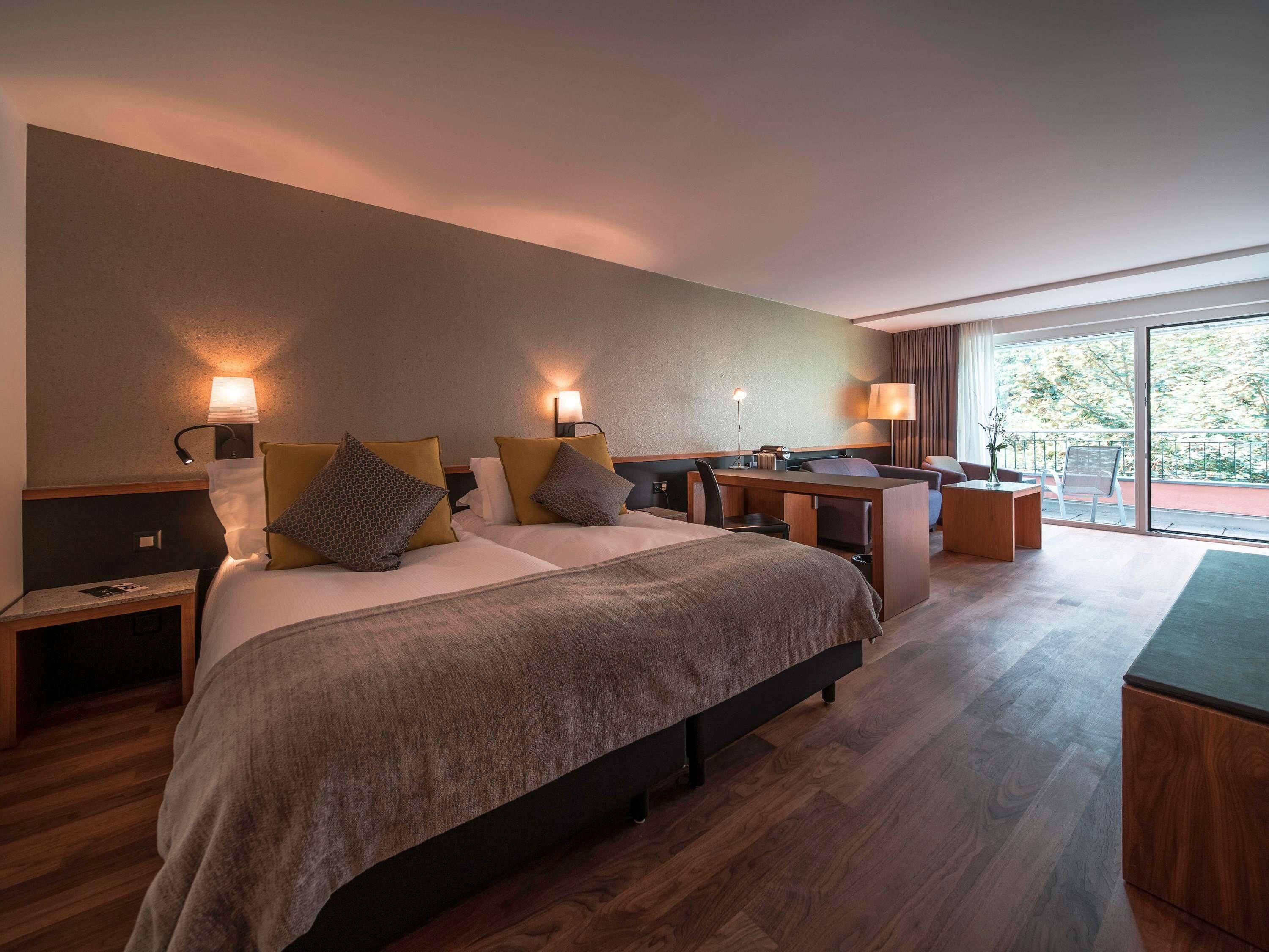 Suite Junior, balkon | Seprai antialergi, selimut bulu angsa, brankas, dan meja kerja