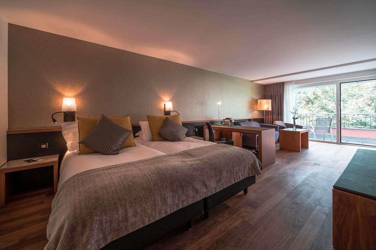 Juniorsvit - balkong | Allergitestade sängkläder, duntäcken och värdeförvaringsskåp på rummet