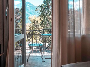 Kamer, 1 queensize bed, balkon (Historic, customized rooms, with A/C) | Hypoallergeen beddengoed, donzen dekbedden, een kluis op de kamer