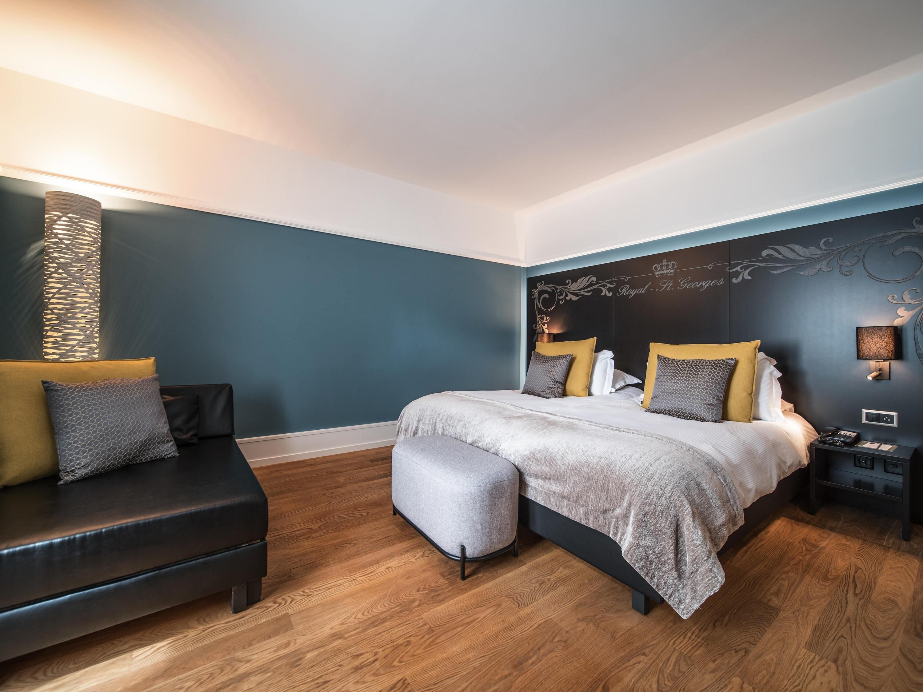 Habitación, 2 camas individuales (Modern, air-conditioned) | Ropa de cama hipoalergénica, edredones de plumas, caja fuerte