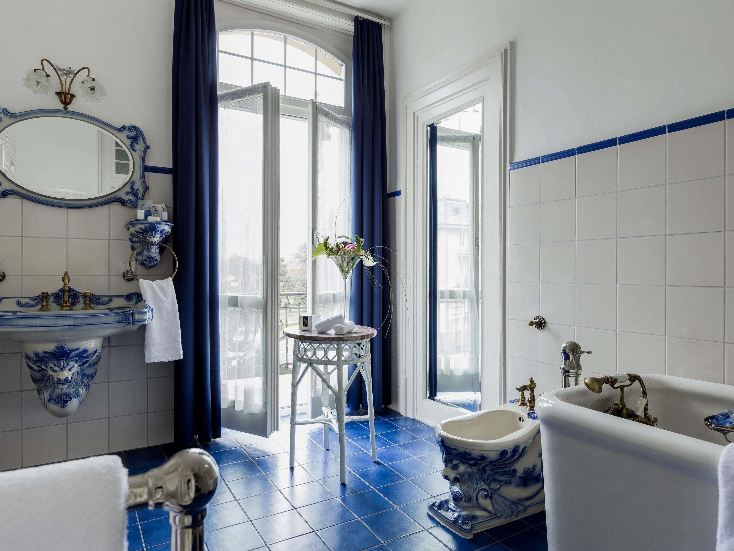 Royal Suite, Balcony (Historic) | Hypo-allergenic bedding, down comforters, in-room safe, desk