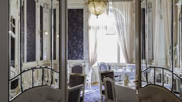 Breakfast, lunch, dinner served; international cuisine