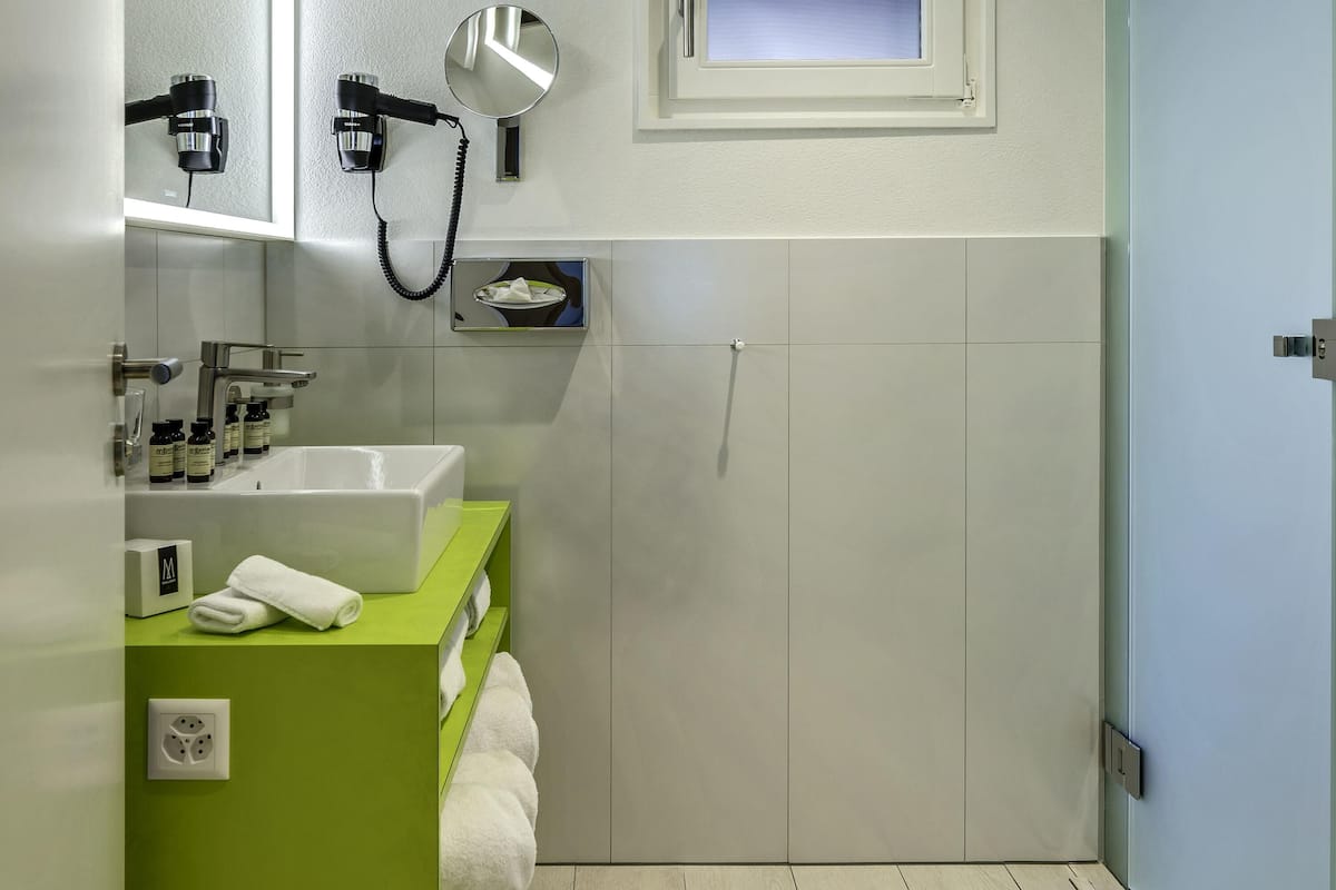 Literie hypoallergénique, couette en duvet, coffre-fort, bureau