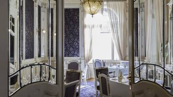 Breakfast, lunch, dinner served; international cuisine