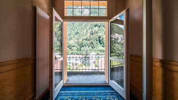 Room, 2 Single Beds (Historic, customized rooms, with A/C) | Hypo-allergenic bedding, down duvets, in-room safe, desk