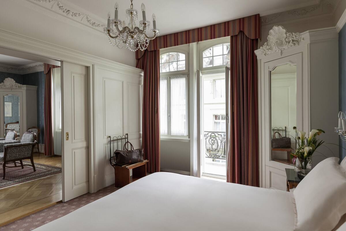 hypo-allergenic bedding, down duvets, in-room safe, desk