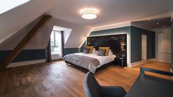 Hypo-allergenic bedding, down duvets, in-room safe, desk