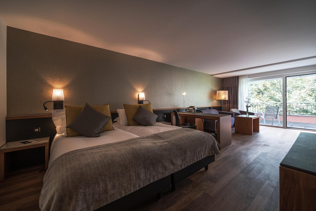 Hypo-allergenic bedding, down duvets, in-room safe, desk