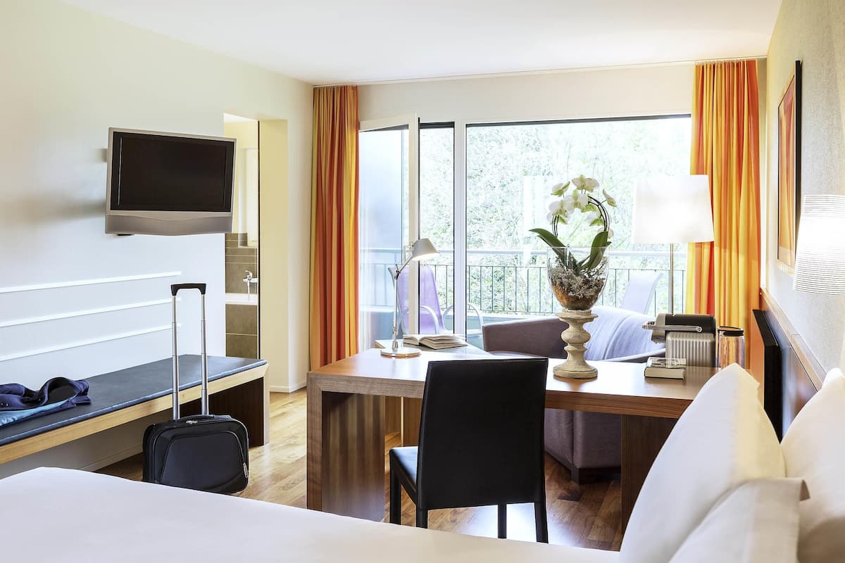 Hypo-allergenic bedding, down duvets, in-room safe, desk