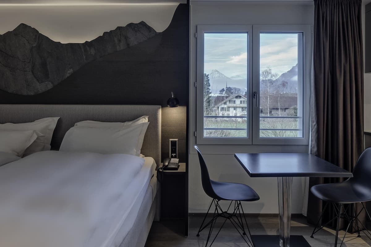 Hypo-allergenic bedding, down duvets, in-room safe, desk