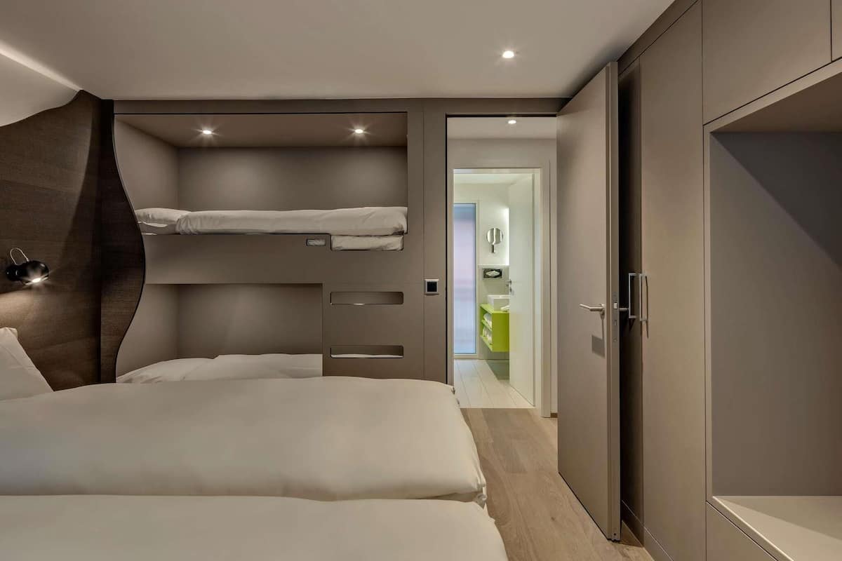Hypo-allergenic bedding, down comforters, in-room safe, desk